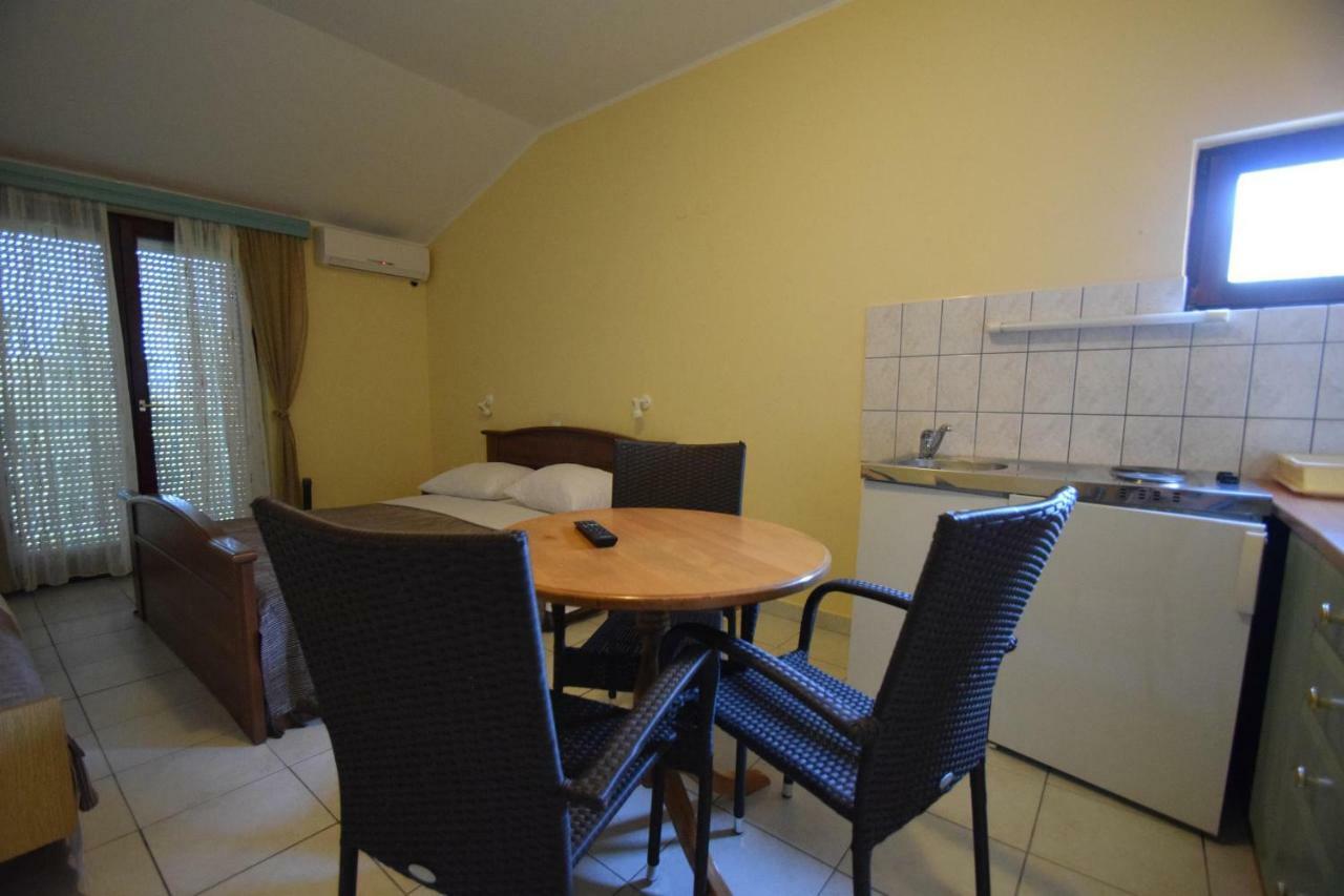 Apartments Nina Starigrad Paklenica Εξωτερικό φωτογραφία
